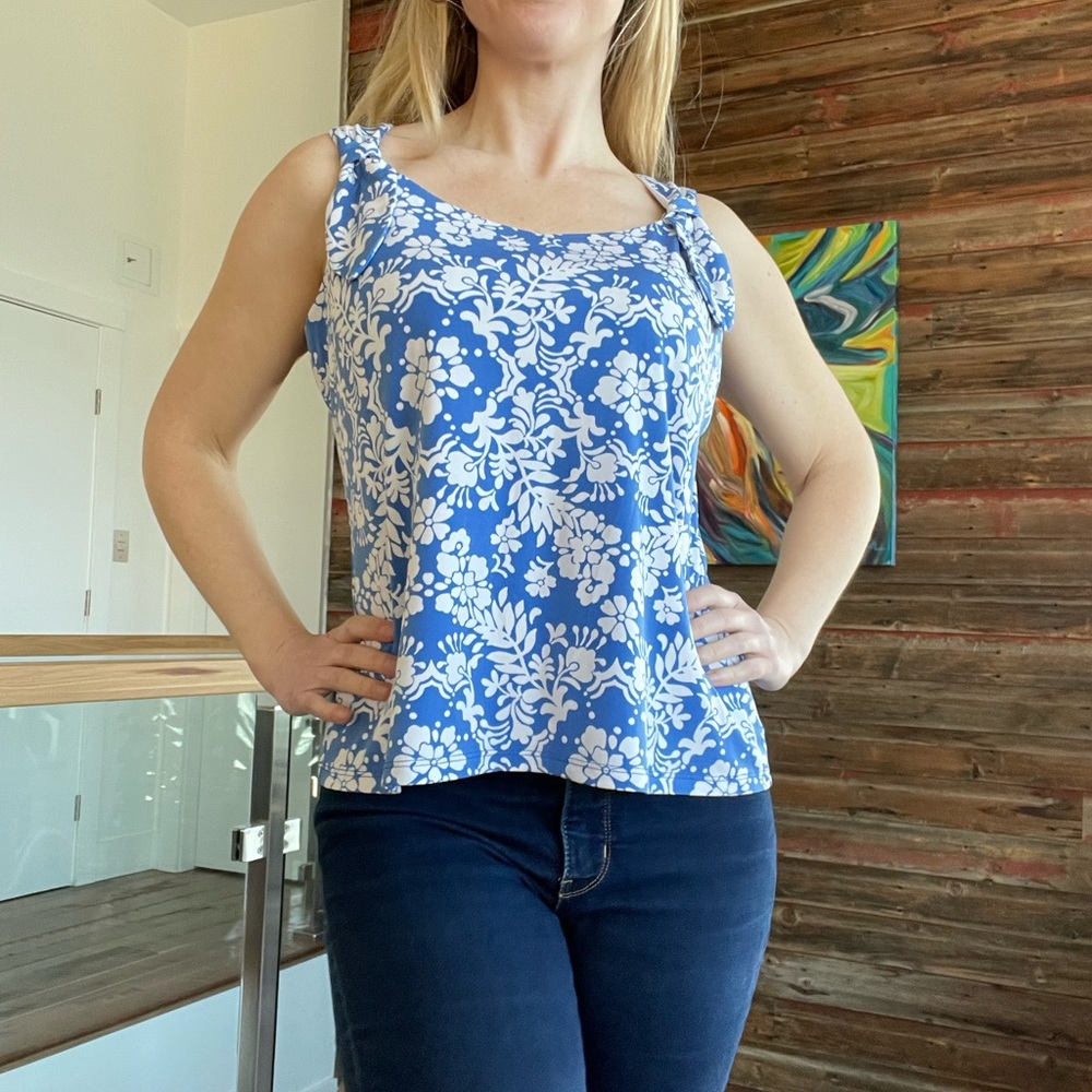 LAURA PETIT Blue and White Floral Women's Sleeveless Tank Top